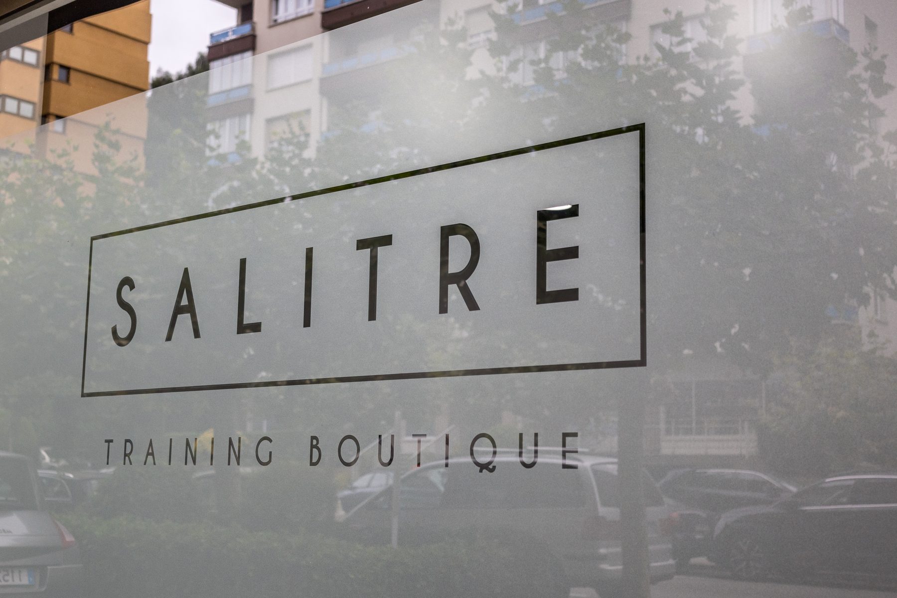 Logo de Salitre Training Boutique en el vidrio